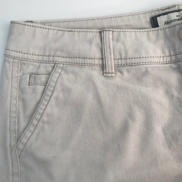 Abercrombie & Fitch light khaki cuffed shorts 00 - Picture 3 of 5